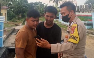Bhabinkamtibmas jajaran Polres Lampung Utara Sosialisasikan Aplikasi Polri Super App ke Masyarakat