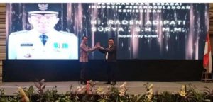 BUPATI Way Kanan meraih SMSI.Award Tahun 2023  Kategori Inovasi Penangulangan Kemiskinan 