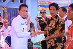 Wakil Bupati Ardian Saputra SH, serahkan buku Sertifikat Hak Milik kepada 243 warga
