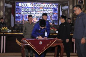 Bupati Adipati Sampaikan Pidato Pada Paripurna Pengesahan Raperda Tentang RTRW Kabupaten Way Kanan Tahun 2023-2043