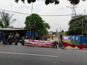 Ketua Paguyuban Karawang Tandang Menyayangkan Tindakan Arogan Oknum Kades Sumurkondang Saat Warganya Berunjukrasa di Depan MJR