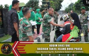 Kodim 0402/OKI Bagikan Takjil Jelang Buka Puasa 