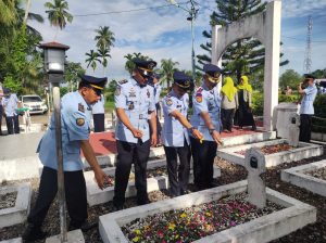 Memperingati Hari Bhakti Pemasyarakatan Ke 59 Kalapas Lubuk Basung, Suroto Tabur Bunga Di Makam Pahlawan Siti Manggopoh