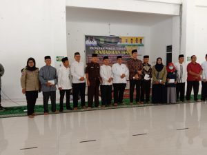 Bupati Padang Pariaman Suhatri Bur langsung Serahkan Zakat Baznas Kepad, PSM,Tagana, Veteran Dan TKSK