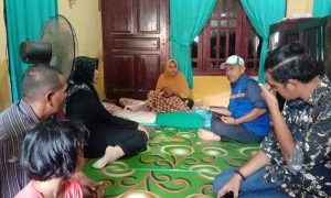 Bersama Kasat Intelkam Polres, PPWI Pidie Jaya Kunjungi Penderita Lumpuh