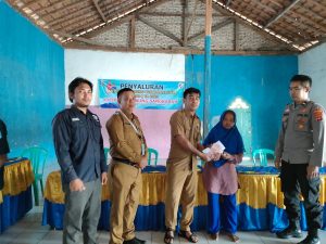 Pembagian BLT DD kampung gunung Sangkaran