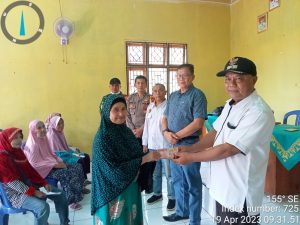 Camat Kasui hadiri pembagian BLT Dana Desa di Kampung Bukit Batu Kecamatan Kasui untuk 22 KPM.