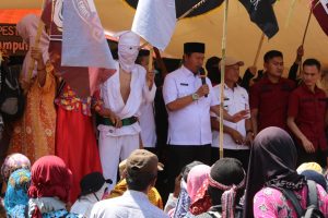 Sebagai Putra Saerah, Pejabat Bupati Lampung Barat Drs.Nukman M.M Rayakan Hari Raya Idul Fitri 1444 H Dengan Melestarikan Budaya Sekura