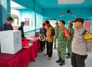 Babinsa bersama Bhabinkamtibmas terus kawal pendistribusian kotak suara menuju TPS.