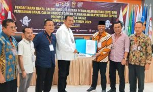 Mantan Ketua DPRD Sumbar Hendra Irwan Rahim Daftar Ke KPU Untuk Merebut Kursi DPD RI