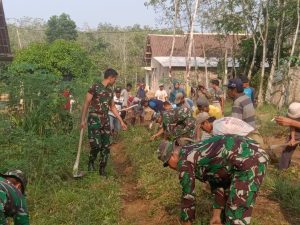 Pemerintah Kampung Suma Mukti Kecamatan Waytuba dan Bersama Skadron-12/Serbu Puspenerbad dan Masyarakat Gelar Bakti Sosial Gotong Royong