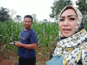 Keren !! Tanah Longsor (Bencana Alam) Warga di Desa Cempaka Gotong Royong Bersama Hj,Rizki Puspa Dewi, S,E.M,M.