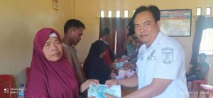 Pj Pakaruddin Kampung Way Mencar Bagikan BLT DD Kepada 50 KPM