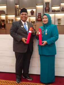 Bupati Suhatri Bur Dan Ketua TP PKK Padang Pariaman Menerima Penghargaan Manggala Karya Kencana Dari BKKBN Pusat