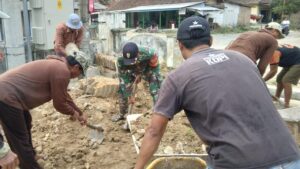 Menjalin kebersamaan, Babinsa melaksanaan gotong royong bersama warga Binaan.