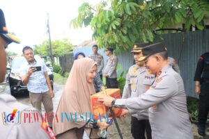 Kapolda Sumbar Turunkan Anggota Dan Beri Makanan Pada Masyarakat Terkena Banjir Dikota Padang