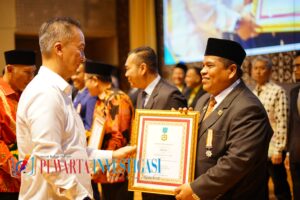 Bupati Padang Pariaman Terima Penghargaan Dari Menteri Perindustrian RI