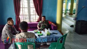 Babinsa Pakuan Ratu melaksanakan Komsos kepada aparatur kampung dan warga kampung.