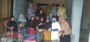 Bidan Ciunah dan para Majelis taklim Ibu ibu Pengajian Almutaqin Menjenguk ibu Painem yang Sakit Patah Tulang Tangan Kiri