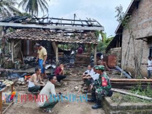 Sigap Babinsa Koramil Banjit Bantu Padamkan Kebakaran Rumah Warga