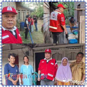 PMI Way Kanan bagikan air bersih layak minum di kelurahan Blambangan Umpu.