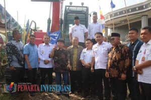 Anggota Komisi IV DPR RI Fraksi PAN Alimin Abdullah, Serahkan Bantuan Excavator KKP RI Kepada Pokdakan