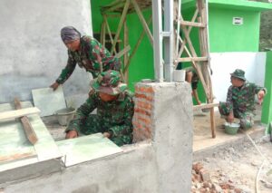 Agar Warga Nyaman Beribadah, Satgas TMMD Way Kanan Pasang Keramik Mushola.