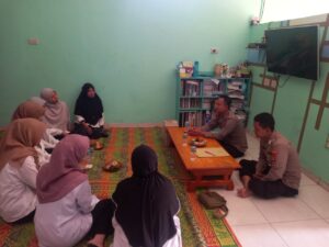 Warga Sampaikan Keluhan KDRT, Satbinmas Polres Way Kanan Jum’at Curhat di Blambangan Umpu.