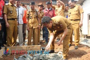 Wakil Bupati Lampung Utara Hadiri Peletakan Batu Pertama Bantuan Pembangunan Bedah Rumah di Kecamatan Abung Timur