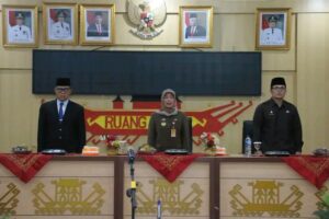 Bupati Lampung Utara diwakili Plt. Asisten III bidang Administrasi Umum Dra. Dina Prawitarini, M.M., melantik dan mengambil sumpah 229 Jabatan Fungsional Tertentu (JFT)