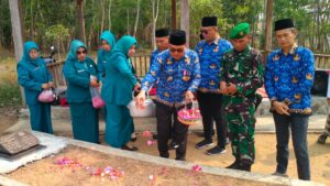 Dalam Rangka Memperingati Hari Pahlawan Ke-78 Tahun 2023 Seluruh kepala kampung waytuba bersama camat johanis melakukan ziarah kubur ziarah ke Makam Wakil Bupati Periode 2016-2021 Alm. DR. Drs. Edward Anthony.,MM