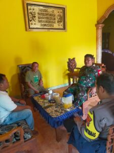 Kompak Babinsa Blmbangan Umpu bersama Babinkamtibmas sambangi kampung binaan.