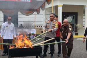Kapolres Hadiri Pemusnahan Barang Bukti Perkara Tindak Pidana di Kejari Way Kanan
