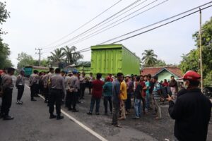 Koalisi Masyrakat Pengguna Infrastruktur ( KOMPI) di Jalan Lintas Sumatera Way Kanan ,melakukan aksi putar balik kendaraan batu bara