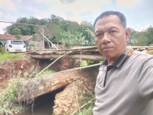 Calon Legislatif ( Caleg ) Partai Demokrat Nomor 4 Mintaria Gunadi Sikapi Keluhan Warga Dusun Tunggal Bingung Desa Kembang Tanjung Kecamatan Abung Selatan