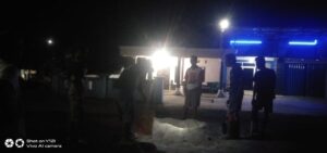 Warga Umpu Bhakti Antusias Gotong Royong Bentuk Kekecewaan jalan umum Rusak Parah Belum juga di Perbaiki Sampai Detik ini oleh Pemerintah Terkait