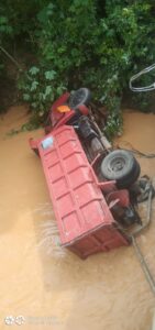 Dam truck BG 4072ME pengangkut muatan pasir hilang kendali Terjun bebas ke jembatan sungai Kalimas kampung Umpu Bhakti