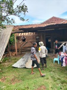 Waspadai Bencana Alam, Bhabinkamtibmas Sambangi Rumah Warga Terdampak Angin Puting Beliung