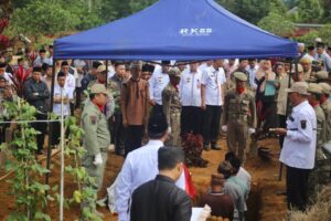 Pj. Bupati Lambar Jadi Inspektur Upacara Pemakaman Dan Pelepasan Almarhum Ahmad Sater