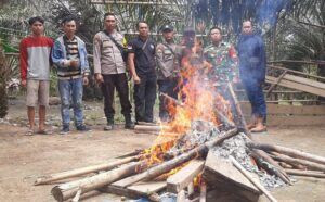Polsek Sepauk bersama Koramil Sepauk Lakukan Penertiban Areal Perjudian Sabung Ayam