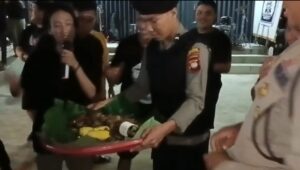 Berbagi Kebaikan di Malam Tahun Baru, Polres Sekadau Bagikan Makanan kepada Warga