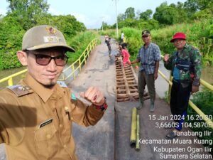 Gerak Cepat Jembatan Penghubung Desa Tanah Abang Ilir Mulai Diperbaiki