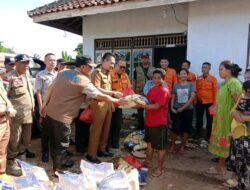 Wakil Bupati Lampung Utara Hi. Ardian Saputra, S.H., Menyerahkan Bantuan Paket Sembako Kepada Korban Banjir
