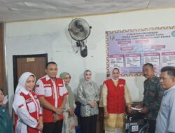 Ketua PMI Provinsi Lampung Ibu Riana Sari Arinal didamping Ketua Tim Penggerak PKK Kabupaten Way Kanan Hj. Dessy Afriyanti Adipati Serahkan 12 Kursi Roda