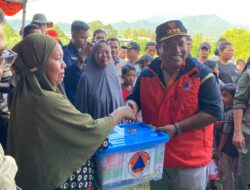 Kepala BNPB Pusat Letjen TNI Suharyanto Berikan Bantuan Penanganan Darurat Bencana Kepada Bupati Padang Pariaman