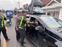 Ops Keselamatan Krakatau Tahun 2024, Satlantas Polres Way Kanan Bagikan Takjil Gratis 