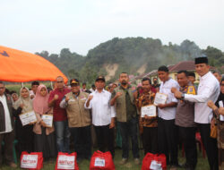 Menko PMK Muhadjir Effendi Didampingi Bupati Suhatri Bur Kunjungi Masyarakat Padang Pariaman