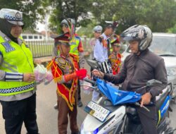 Ramadhan Penuh Berkah, Satlantas Polres OKI Bagikan Takjil Kepada Pengguna Jalan