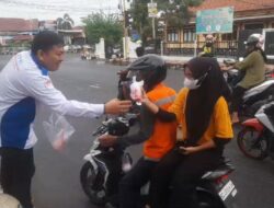 Berkah Ramadhan! PPWI OKI Barbagi Takjil Kepada Pengguna Jalan 