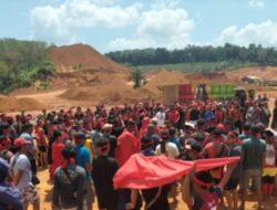Ratusan warga desa Meranggau Menggelar Ritual Adat dan Aksi di Jeety PT Bumi Khatulistiwa Bauksi